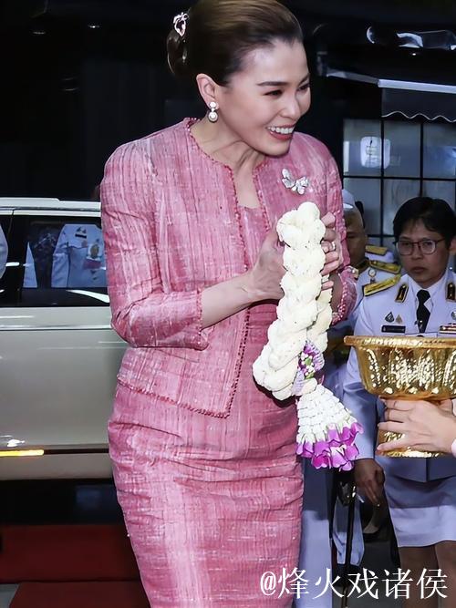 47岁苏提达出海前称体重,纯素颜很自信,32岁欧拉弄花枝招展颁奖 47岁苏提达出海前称体重,纯素颜很自信,32岁欧拉弄花枝招展颁奖