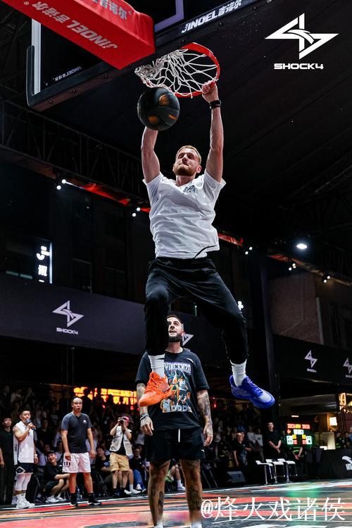 迪温琴佐11分7助攻亮眼发挥，三分精准助队大获全胜