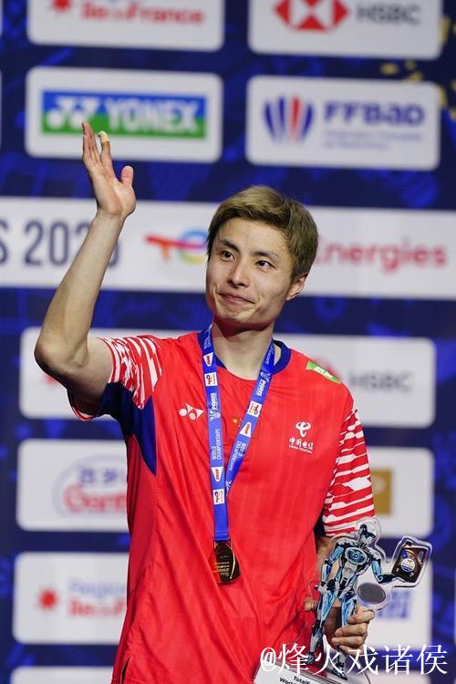 世界羽联总决赛 石宇奇惜败小波波夫，摘男单亚军